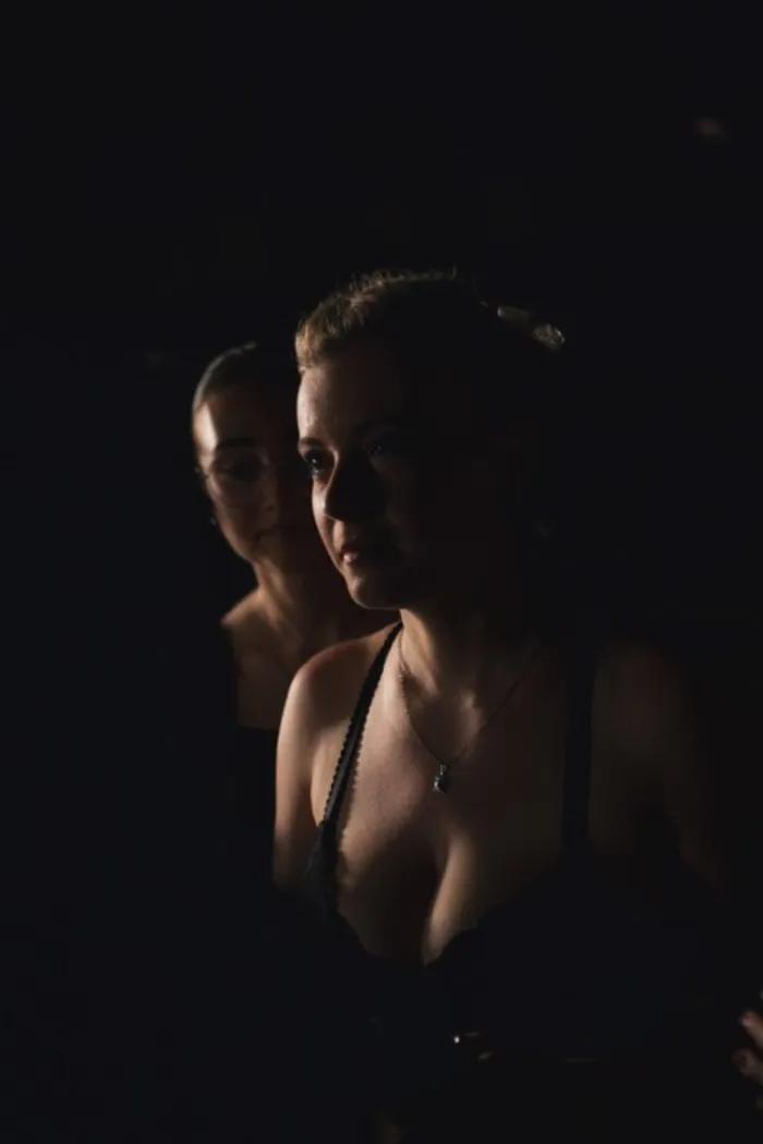 Clip Proud Rebel - Izia Jeen